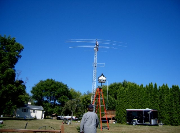 N9ZEW tower 2009 (NK9G on tower & W9LR foreground)